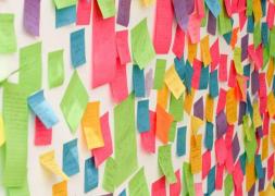 RĂZBOIUL post-it-urilor. Cum s-a transformat o banală bucată de hârtie într-o "armă" a creativităţii (GALERIE FOTO)