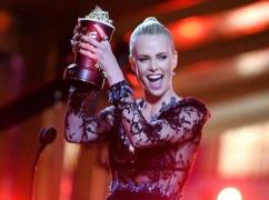 Charlize Theron, ipostaze inedite alături de cei doi copii, Jackson şi August (FOTO)