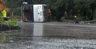 India: Cel puțin 17 persoane au murit și 50 au fost rănite. Autocarul în care se aflau a căzut de pe un pod