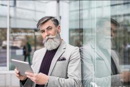 A decis să-şi lase barbă şi asta i-a schimbat viaţa: Acum a devenit cel mai SEXY model din lume la 60 de ani (GALERIE FOTO)