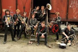 Şi-a făcut lucrarea de diplomă într-un sat din Buzău, vorbeşte bine româneşte şi face show pe străzile din Sibiu. Vezi poveste unui belgian îndrăgostit de România