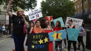 După BREXIT, “vine SFÂRŞITUL”! Proteste la Londra şi Edinburgh