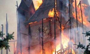 O biserică din judeţul Botoşani a fost cuprinsă de flăcări