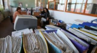 Ce MĂSURI a luat Guvernul Cioloş pentru debirocratizarea administraţiei: Renunţarea la copiile legalizate, reducerea numărului de taxe pentru eliberarea unor documente