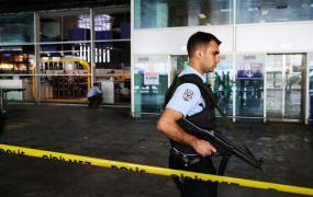 Doi dintre atacatorii sinucigaşi de la aeroportul Ataturk, surprinşi de camerele de supraveghere