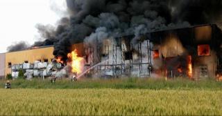 Incendiu de proporţii la o fabrică de încălţăminte din Jilava