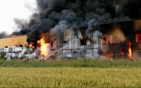 INCENDIUL de la Jilava: Pompierii nu au reuşit încă să stingă focul