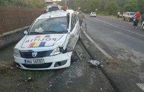 Impact VIOLENT între o maşină de poliţie şi un microbuz
