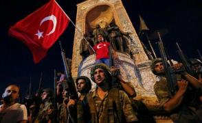 LOVITURĂ DE STAT în Turcia. Armata a deschis focul asupra mulţimii strânse în Istanbul. Cel puţin 17 ofiţeri de poliţie ar fi fost ucişi şi mai mulţi civili răniţi. Oamenii au ieşit în stradă şi la Ankara. UPDATE, LIVE VIDEO