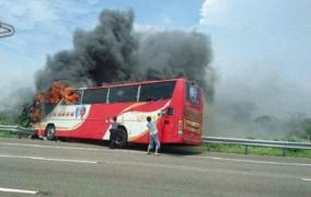 Tragedie cumplită! 26 de persoane au murit, după ce un autocar cu turişti a luat foc