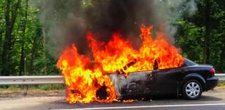 Descoperire ÎNFIORĂTOARE la Arad! Un cadavru carbonizat a fost găsit într-o maşină incendiată