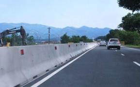 ANUNŢ important pentru şoferi! Pe DN1, în zona pasajului Ikea începe montarea de noi separatoare de sens