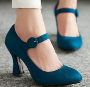 Cine este “doamna judecător cu pantofi albaștri”, care a emoţionat România?