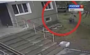 VIDEO ŞOCANT: O femeie este omorâtă sub privirile disperate ale băieţelului ei. Este incredibil ce a strigat apoi criminalul