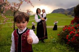 Necazurile se ţin lanţ de familia Bodnariu. Părinții, urmăriți penal în Norvegia