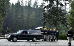 Regina Ana a României a fost înmormântată la Curtea de Argeş. Sicriul a fost aşezat într-o criptă din noua Catedrală Arhiepiscopală