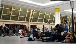 PANICĂ pe aeroportul JFK din New York: Poliţia le-a ordonat călătorilor să se întindă pe jos şi le-a interzis să filmeze