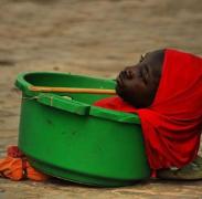 CUTREMURĂTOR: Tânăra fără braţe sau picioare care trăieşte într-un…bol de plastic (GALERIE FOTO)