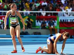 Moment ISTORIC la RIO 2016: O sportivă îşi ajută adversara să se ridice, după ce aceasta s-a împiedicat şi a căzut (GALERIE FOTO)
