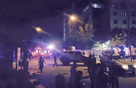 STARE DE CRIZĂ în Turcia: Cel puţin şase oameni au murit şi zeci au fost răniţi, după ce două secţii de poliţie au fost afectate de explozii