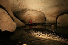 Operaţiune de salvare în Munţii Apuseni: 11 oameni blocaţi într-o peşteră. Prima persoană, scoasă după cinci ore