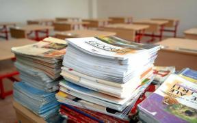 PROBLEME cu manualele noi înainte de debutul anului şcolar: Elevii clasei a IV-a nu vor avea manuale noi la română şi matematică
