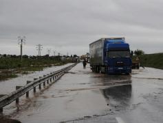 Vrancea: Trafic închis pe DN 2M, după ce râul Milcov a rupt o parte din terasamentul şoselei; pe DN 2 se circulă îngreunat