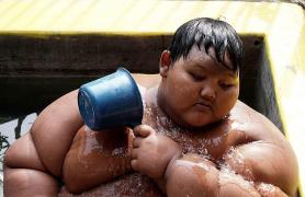 Cazul care a ŞOCAT o lume întreagă: Are doar 10 ani şi a fost declarat CEL MAI GRAS băiat din lume. Cântăreşte ENORM! (GALERIE FOTO)