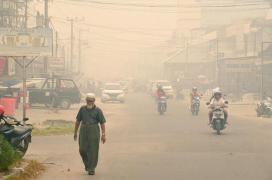ALERTA MAXIMĂ în Singapore, din cauza poluării. Oraşul este acoperit de un nor de fum înecăcios (FOTO)