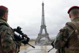 ALERTĂ în centrul Parisului! Turnul Eiffel a fost EVACUAT. Forțele de ordine intervin UPDATE