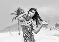 În urmă cu patru decenii, lansa o melodie care a făcut-o celebră: “Fata din Ipanema”. Acum, la 71 de ani, Helô Pinheiro va purta flacăra olimpică la Rio (GALERIE FOTO)