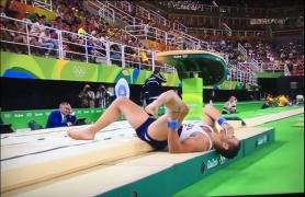 MOMENTE ŞOCANTE la Rio: Un sportiv şi-a rupt piciorul în concursul de gimnastică. Organizatorii, depăşiţi de situaţie (VIDEO)