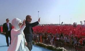 Erdogan îşi arată din nou puterea. Un milion de turci s-au strâns pe străzile din Istanbul: “Eşti un dar al lui Dumnezeu, Erdogan” (FOTO, VIDEO)
