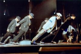 Întrebarea care a stat pe buzele tuturor mulţi ani: Cum a reuşit legendarul Michael Jackson să învingă legile fizicii, aplecându-se la 45 de grade