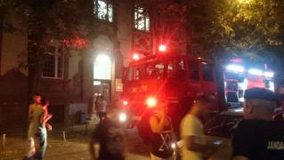 Panică şi groază în Timişoara! 400 de studenţi au fost evacuaţi, după ce un incendiu a izbucnit într-un cămin. Şase autospeciale de pompieri intervin