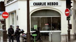 Italienii, revoltaţi de o caricatură din Charlie Hebdo. Cum au fost desenate victimele cutremurului. “Cum naiba să desenezi o caricatură despre morţi?”  (FOTO)