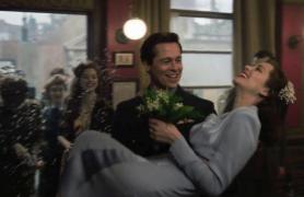 Să fie EA motivul DIVORŢULUI ANULUI? IMAGINILE vorbesc de la sine: Cum o priveşte Brad Pitt pe partenera sa din următorul film