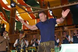 Cum se distrează Arnold Schwarzenegger cu iubita la festivalul Oktoberfest (FOTO)