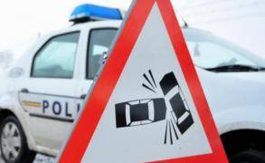 Accident CUMPLIT în judeţul Botoşani. Şoferul s-a izbit de o dubă, apoi a intrat în maşina Poliţiei Rutiere. Ce făceau agenţii în momentul impactului