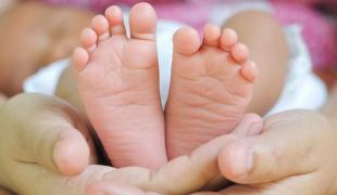 Mărturie TERIFIANTĂ a părinților bebelușului mort la spitalul din Suceava. “Nu vreți să ne lăsați copilul să îl ardem?”