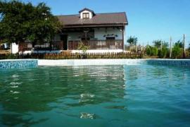 Afacere de succes în România, într-un loc de poveste: “Cu economiile din Italia, am deschis o pensiune în Delta Dunării”. Cât costă o noapte de cazare (FOTO)