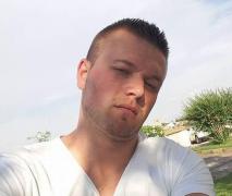 Îl cunoaşteţi? El este tânărul care a spulberat doi copii şi a fugit de la locul tragediei. AJUTAŢI la prinderea sa!