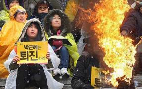 Sclavele sexuale încing spiritele la propriu! Un călugăr budist şi-a dat foc în timpul unui protest, la Seul (VIDEO)