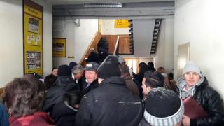 Locul unde vor să lucreze toţi gorjenii. 5500 de CV-uri în două zile! Uluiţi, reprezentaţii companiei i-au rugat să nu mai depună CV-uri (VIDEO)