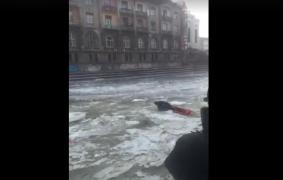 DRAMATIC! Un bihorean a căzut în apele îngheţate ale Crişului Repede, în Oradea! Pompierii îl caută disperaţi (VIDEO)