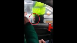 Scandal la Câmpina, în trafic, cu un şofer recalcitrant. Poliţistul a scos pistolul (VIDEO)
