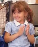 Caz ÎNFIORĂTOR! O fetiţă de 7 ani a fost găsită cu gâtul tăiat pe un câmp. În urmă cu două săptămâni, fusese domnişoară de onoare la nunta mamei ei. Poliţia a arestat o adolescentă de 15 ani