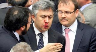 Bătaie generală în Parlamentul Turciei. Pentru că nu au reuşit să se pună de acord, Opoziţia şi Puterea au rezolvat problema bărbăteşte (VIDEO)