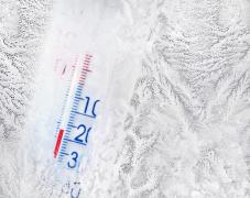 Prima victimă a gerului, în Sălaj: bărbat găsit mort în baraca de tablă în care locuia, din cauza hipotermiei