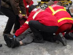 Directorul I.M.L. Cluj, la un pas de moarte, lovindu-se grav la cap după ce a alunecat pe gheaţă în curtea instituţiei